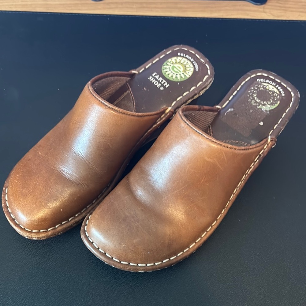 Earth Shoe Womans Tan/Brown Leather Slip-On Mule. Size 7.5